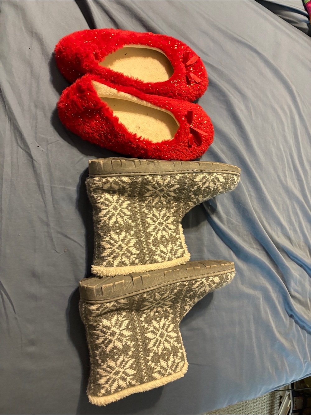 Avon Women’s Fleece-Lined Slipper Boots Gray Pattern and red flat slippers.used
